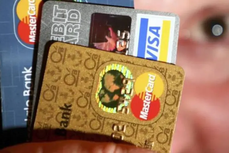 Cartão de crédito consignado é oferecido por poucas instituições, mas cobra metade dos juros dos plásticos tradicionais (Getty Images)
