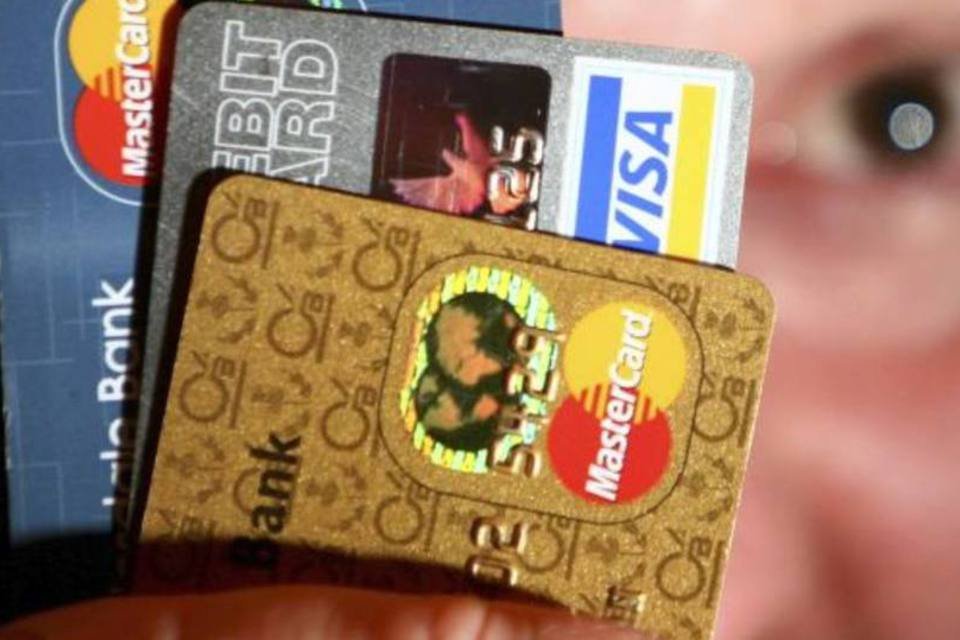 Cartão de crédito consignado cobra metade dos juros