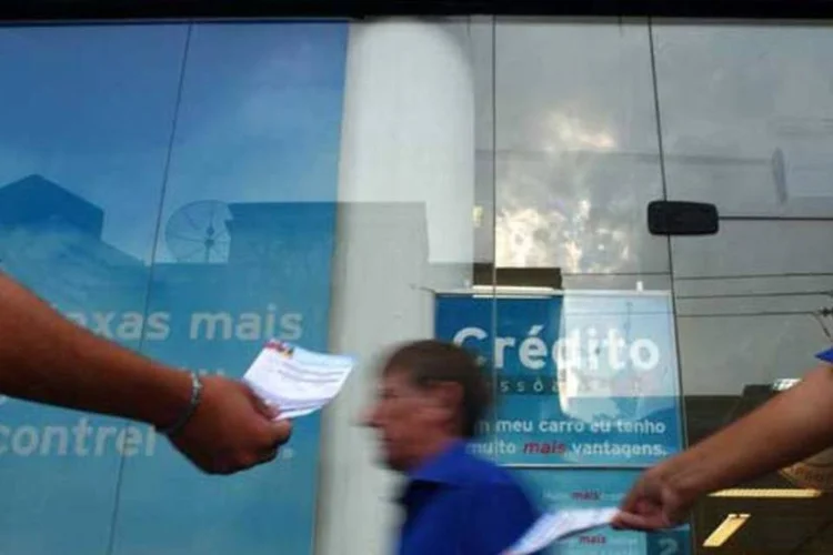 
	Oferta de cr&eacute;dito pessoal, em uma rua de S&atilde;o Paulo: as empresas do setor de servi&ccedil;os foram as que mais procuraram cr&eacute;dito no m&ecirc;s, com alta de 5%
 (ROBERTO SETTON/EXAME)