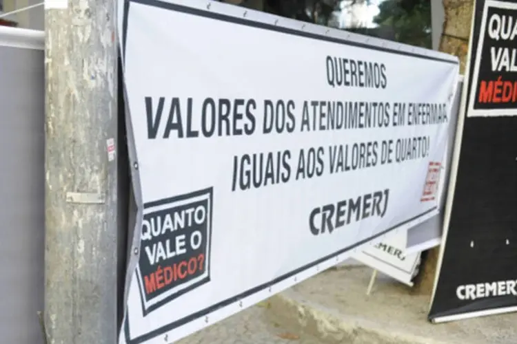 Médicos convocados pelo Conselho Regional de Medicina (Cremerj), fazm uma manifestação no centro do Rio: os profissionais exigem que os planos de saúde paguem o valor mínimo de R$ 70 por consulta, com reajustes anuais. (Tânia Rêgo/ABr)