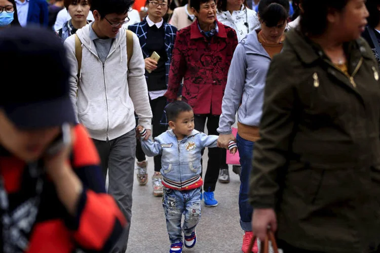 
	Crian&ccedil;a com os pais na China: o pa&iacute;s implementou por d&eacute;cadas a pol&iacute;tica de filho &uacute;nico, que levou a abortos for&ccedil;ados e infantic&iacute;dios pelo pa&iacute;s
 (Reuters / Aly Song)