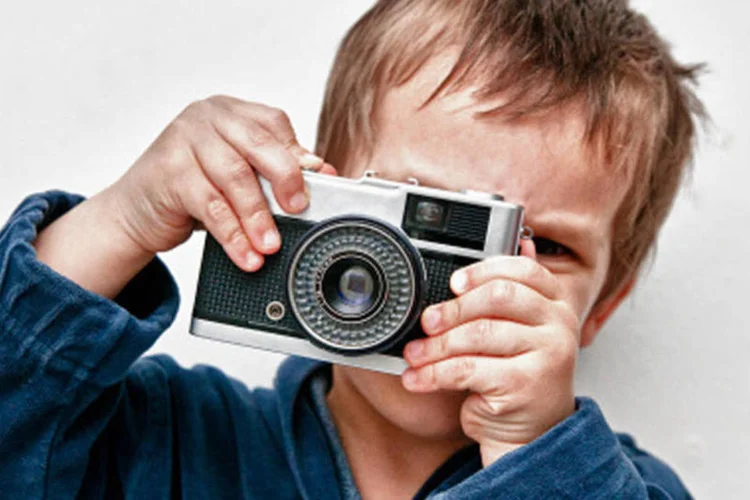Criança com câmera: 45 crianças envolvidas na experiência produziram mais de 3.500 fotos digitais e 10 horas de filmagens (Getty Images)