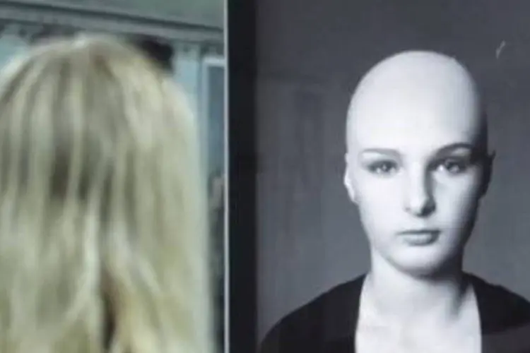 Campanha: cabelo se solta da cabeça da garota e a mensagem da fundação contra o câncer aparece pedindo doações (Reprodução/YouTube)