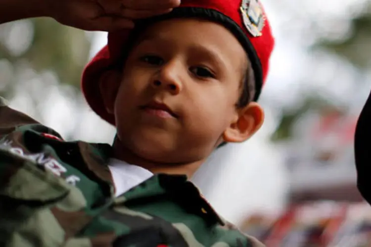 Criança vestida como o líder Hugo Chávez, de farda militar (REUTERS/Jorge Silva)