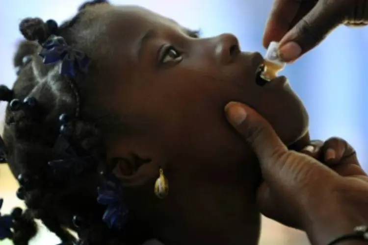 
	Crian&ccedil;a recebe vacina: embora entre 2000 e 2014 as mortes por sarampo reduziram 86%, a OMS insistiu que &eacute; necess&aacute;rio um maior controle
 (Hector Retamal/AFP)