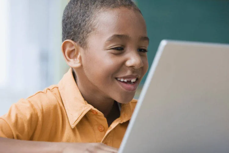 Criança diante de computador: mesmo sem saber, ela impacta em todas as decisões da família (Thinkstock)
