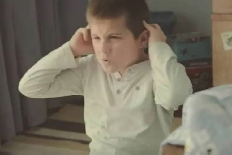 
	No filme, um garoto aparece em situa&ccedil;&otilde;es n&atilde;o muito comuns para uma crian&ccedil;a: fazendo exerc&iacute;cios f&iacute;sicos
 (Reprodução/YouTube)