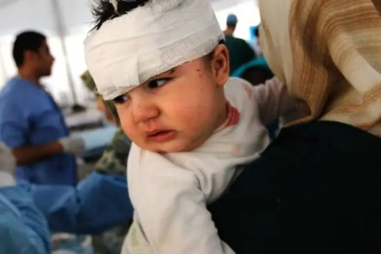 Criança ferida em Misrata: a Cruz Vermelha chegou com água potável, e outros dois carregados de pacotes com alimentos, leite e material médico (Chris Hondros/Getty Images)