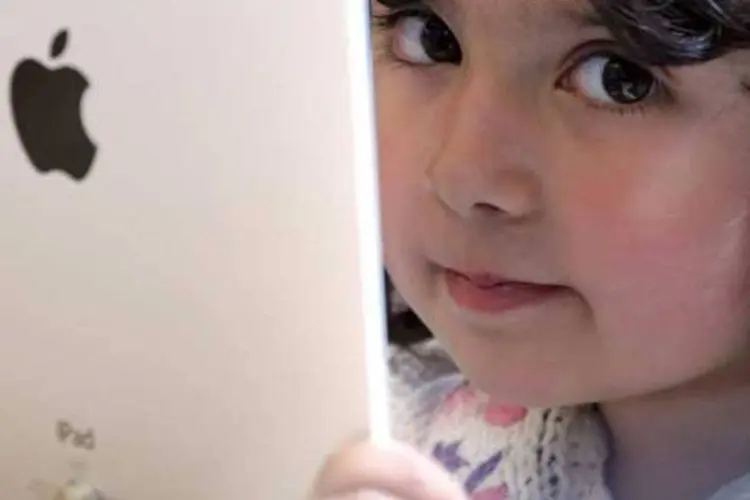 Criança usando um iPad (Dan Kitwood/Getty Images)