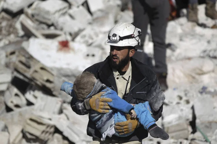 
	Bombardeios na S&iacute;ria: segundo a ONU, em cinco anos de guerra 260 mil morreram no pa&iacute;s
 (Khalil Ashawi / Reuters)