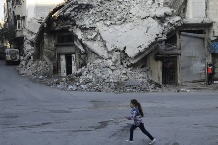
	Crian&ccedil;as na S&iacute;ria: os bairros da cidade de Deir ez Zor controlados pelo regime de Bashar al Assad est&atilde;o cercados pelos jihadistas
 (Khalil Ashawi / Reuters)