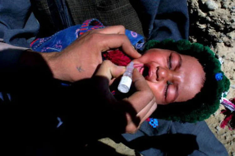 
	Vacina: nunca antes o mundo esteve t&atilde;o perto de eliminar a poliomielite, que &eacute; transmitida atrav&eacute;s de comida ou &aacute;gua contaminada ingerida por crian&ccedil;as
 (Getty Images)