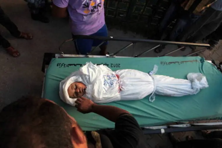 
	Corpo de crian&ccedil;a palestina morta no Hospital de al-Aqsa, em Gaza
 (Getty Images)