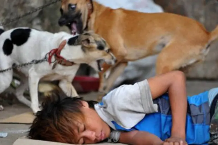 Criança dorme na rua nas Filipinas: meta das Nações Unidas é chegar à taxa de 15% da chamada "extrema pobreza" em 2015 (Noel Celis/AFP)