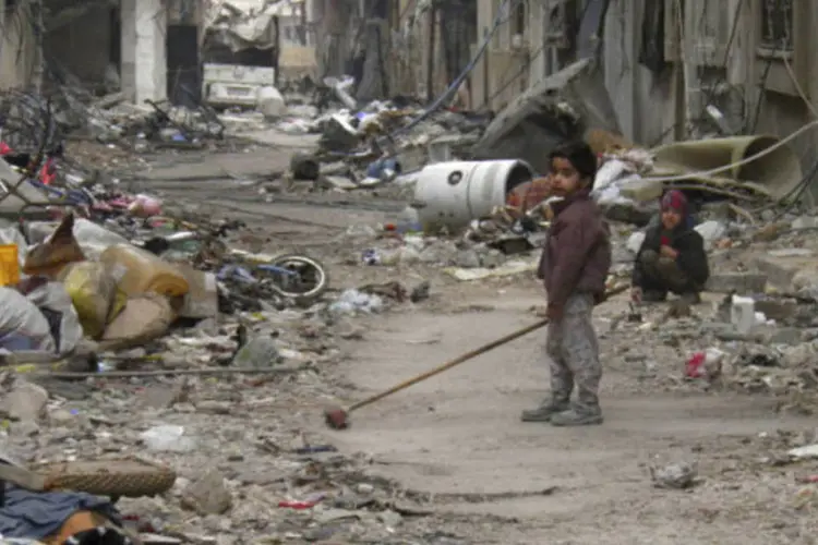 Criança em meio à destruição em Homs, na Síria: "não há progresso nem no acesso de ajuda a Homs nem na questão da libertação de prisioneiros", disse oposição (Thaer Al Khalidiya/Reuters)