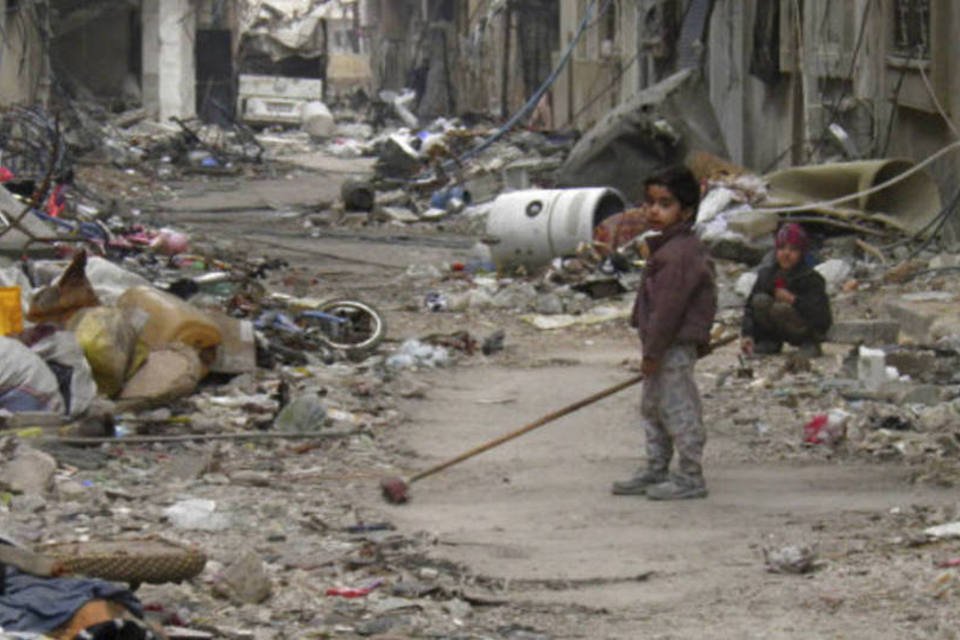 
	Crian&ccedil;a em meio &agrave; destrui&ccedil;&atilde;o em Homs, na S&iacute;ria: nascimentos passaram de 500 mil para 200 mil
 (Thaer Al Khalidiya/Reuters)