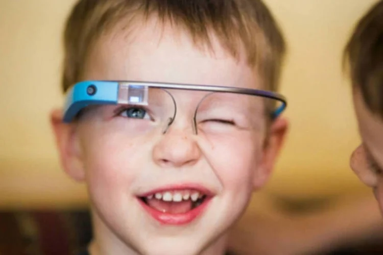 Criança usa o Google Glass (Reprodução/Flickr/thomashawk)
