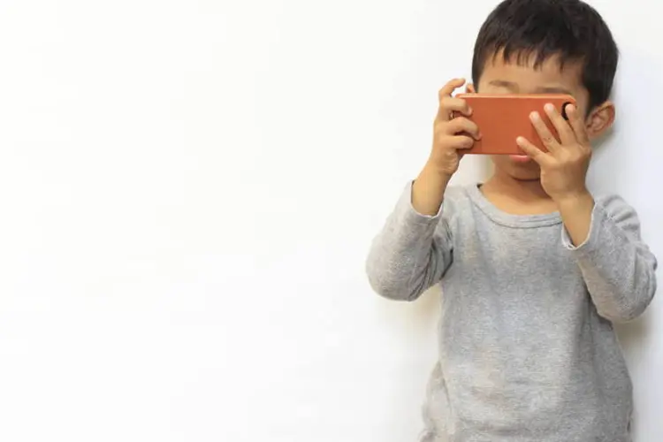 
	Estudo indica que 56% dos pais de crian&ccedil;as entre 8 e 12 anos deram um celular para os filhos
 (EXAME.com)