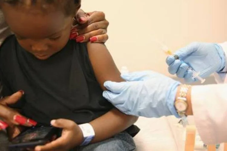 
	Crian&ccedil;a &eacute; vacinada contra o sarampo: o estrago causado pelo ebola teve impacto negativo no &iacute;ndice de vacina&ccedil;&atilde;o de crian&ccedil;as contra o sarampo
 (Joe Raedle/AFP)
