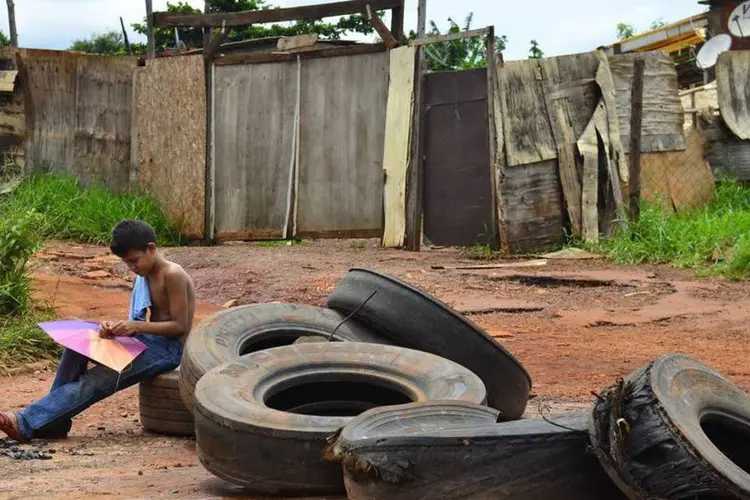 Criança brinca na Vila Soma, em Sumaré (SP) (Rovena Rosa /Agência Brasil)
