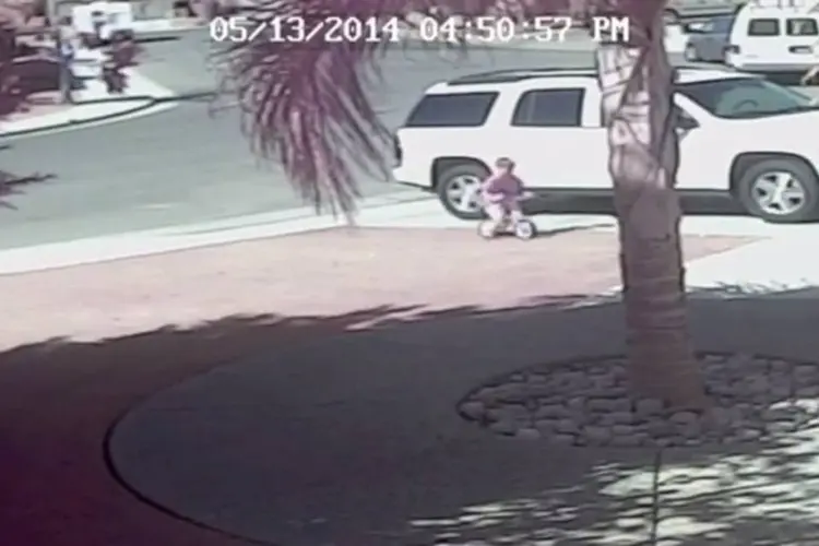 Jeremy brincando na calçada: câmera de vigilância captou a ataque, que aconteceu na cidade de Bakersfield, na Califórnia (Reprodução/YouTube)