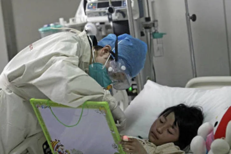 Criança contaminada pelo vírus H7N9, da gripe aviária, recebe tratamento em hospital de Pequim, na China (REUTERS/Suzie Wong)