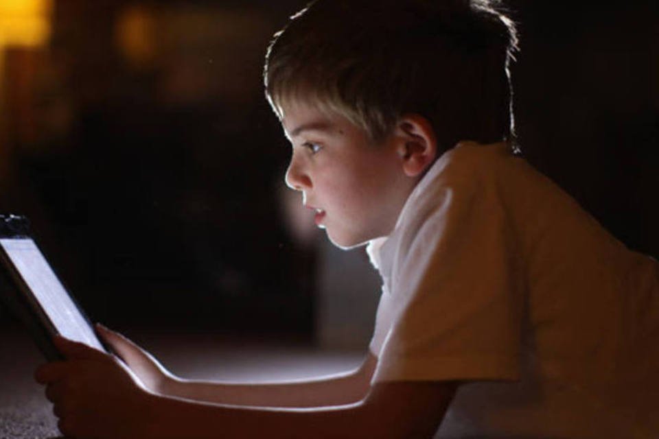 Usar celular ou tablet à noite pode prejudicar o sono