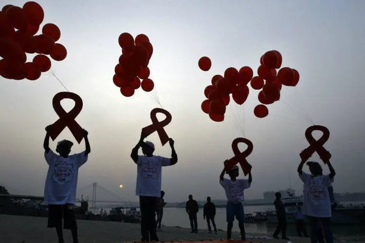 Crianças soltam balões durante campanha para luta contra a Aids em Calcutá (Rupak De Chowdhuri/Reuters)