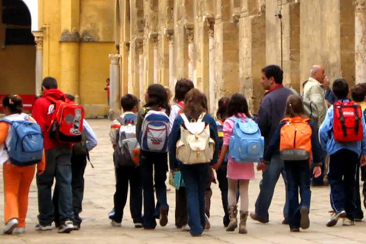 Crianças andam com mochilas em passeio (Sueanna/ Stock.xchng)