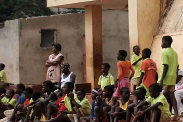 Crianças angolanas: de acordo com o estudo da The Lancet, metade das mortes entre menores de 5 anos, de 1970 a 2010, ocorreram na África subsaariana  (Joe Klamar/AFP)