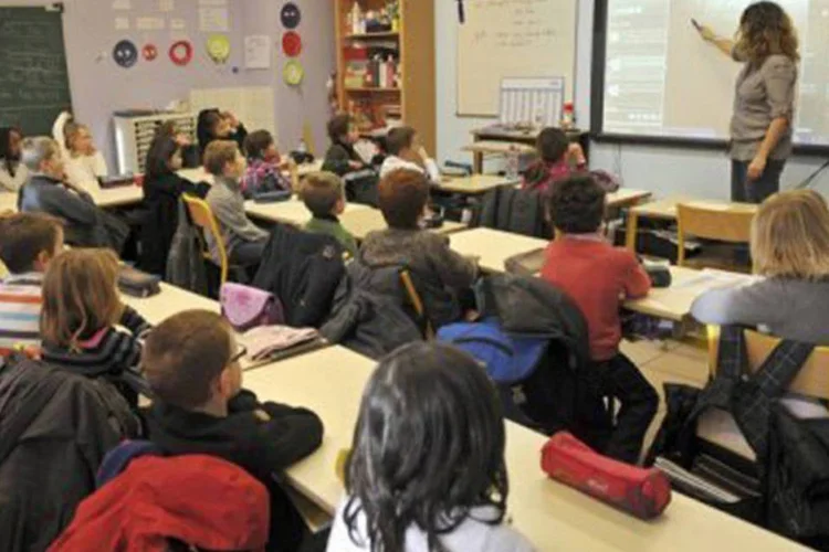 
	Crian&ccedil;as assistem &agrave; aula: os dados mostram que o n&uacute;mero total de matr&iacute;culas no ensino fundamental caiu 2,2%, de 30,3 para 29,7 milh&otilde;es de alunos
 (Philippe Huguen/AFP)