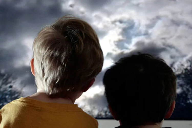 
	Crian&ccedil;as assistindo televis&atilde;o: segundo o estudo, cerca de 5% das fam&iacute;lias norte-americanas abandonaram qualquer tipo de consumo de v&iacute;deo pela TV
 (Getty Images)