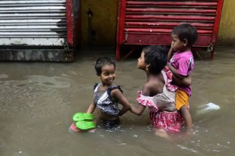 
	Inunda&ccedil;&atilde;o em Bangladesh: segundo informa&ccedil;&otilde;es preliminares, 140 passageiros estariam na balsa quando ela naufragou
 (Munir Uz Zaman/AFP)