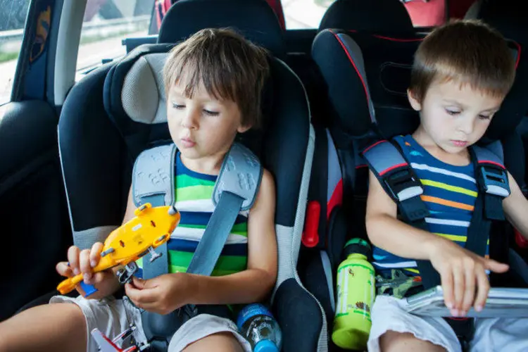 
	No carro: crian&ccedil;as com menos de 10 anos de idade devem ser transportadas nos bancos traseiros
 (Tatyana Tomsickova/Thinkstock)