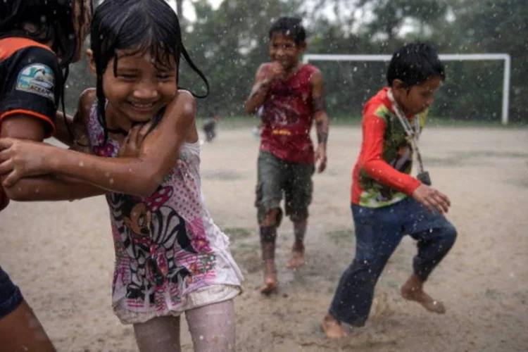 
	Crian&ccedil;as brincam na chuva: os indicadores dos melhores estados brasileiros ainda est&atilde;o distantes de pa&iacute;ses desenvolvidos
 (AFP/Getty Images)