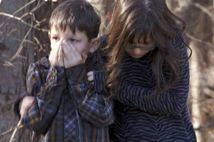 
	Crian&ccedil;as aguardam no lado de fora da escola prim&aacute;ria Sandy Hook, onde ocorreu tiroteio: no retorno &agrave;s aulas ap&oacute;s o massacre, os estudantes se abra&ccedil;aram e brincaram
 (Michelle McLoughlin/REUTERS)