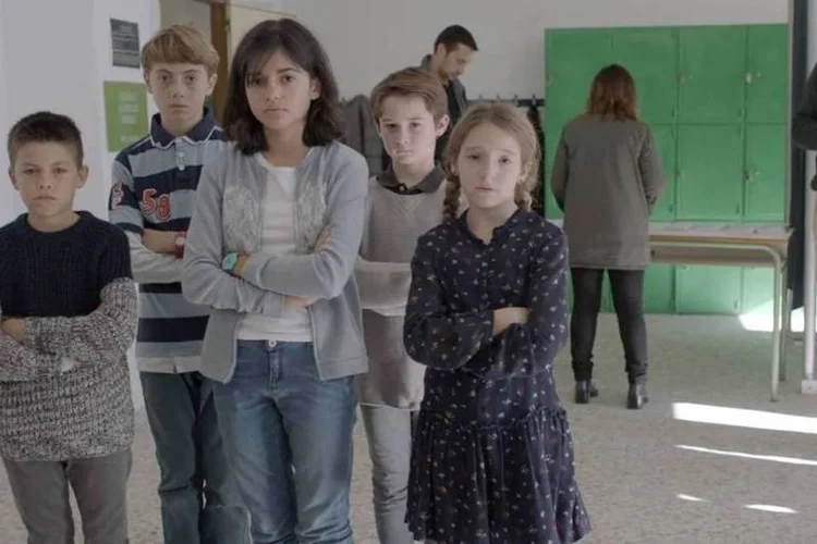 
	Filme da Save The Children mostra uma cena comum em dia de elei&ccedil;&otilde;es, mas com crian&ccedil;as que aparecem reivindicando seus direitos
 (Reprodução/YouTube)