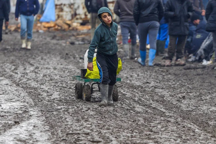 
	Calais: h&aacute; muita preocupa&ccedil;&atilde;o em particular pelas crian&ccedil;as que vivem sozinhas e foram separadas de suas fam&iacute;lias
 (Yves Herman / Reuters)
