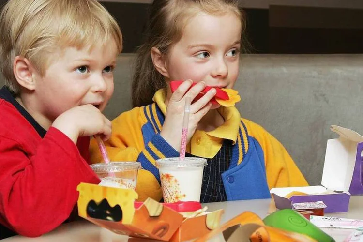 
	Crian&ccedil;as comendo fast food: A equa&ccedil;&atilde;o foi criada a partir da observa&ccedil;&atilde;o de 4 mil crian&ccedil;as finlandesas&nbsp;
 (Getty Images)