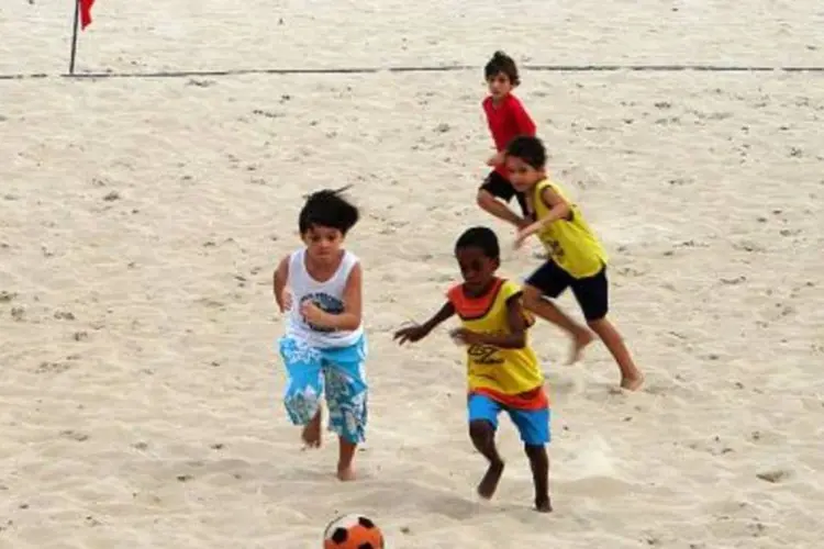 Crianças jogam futebol: aumentou o número de filhos por famílias brasileiras (.)