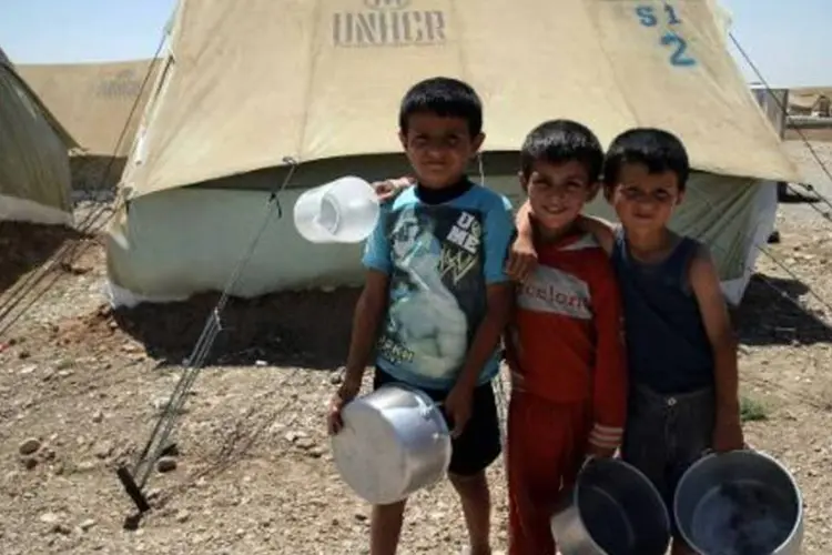 Crianças sírias curdas são vistas no campo de refugiados de Domiz, Iraque (Safin Hamed/AFP)