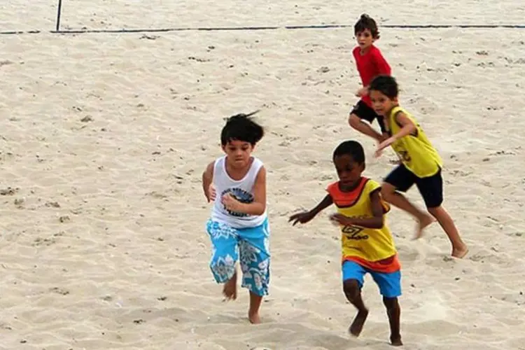 Crianças jogando futebol de areia em Ipanema: agora a brincadeira está proibida (Bossa 67 via Wikimedia Commons)