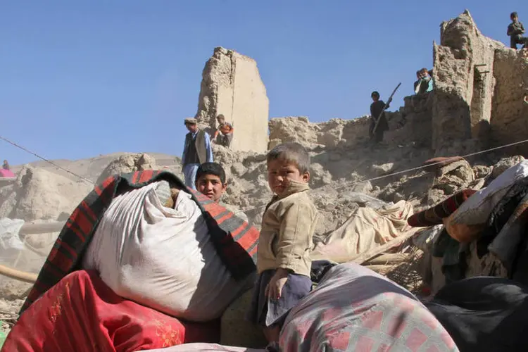 
	Casas em ru&iacute;nas ap&oacute;s terremoto no Afeganist&atilde;o: fontes locais tamb&eacute;m indicaram que 5.370 casas ficaram destru&iacute;das com o sismo
 (Reuters / Stringer)