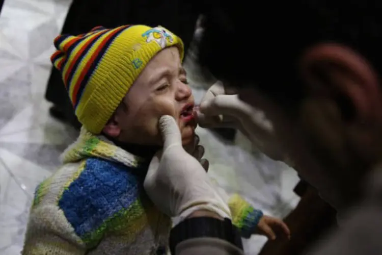 
	Crian&ccedil;a recebe vacina: &quot;Algumas morreram por desnutri&ccedil;&atilde;o, outros por falta de medicamentos&quot;
 (Abd Doumany / AFP)