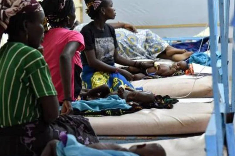 Crianças são vistas acompanhadas de suas mães na área pediátrica em hospital de Zinder, no Níger (ISSOUF SANOGO/AFP)