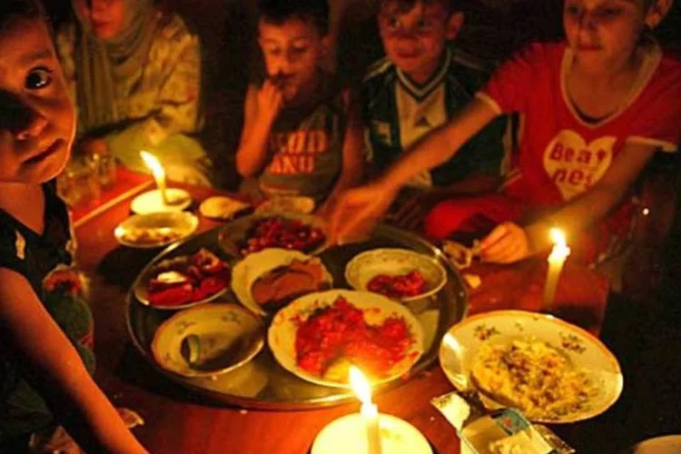 
	Crian&ccedil;as jantam &agrave; luz de vela na Palestina: o acordo estabelece que o estupro e a viol&ecirc;ncia sexual em &aacute;reas de conflito s&atilde;o graves viola&ccedil;&otilde;es da Conven&ccedil;&atilde;o de Genebra, bem como crimes de guerra.
 (Getty Images)