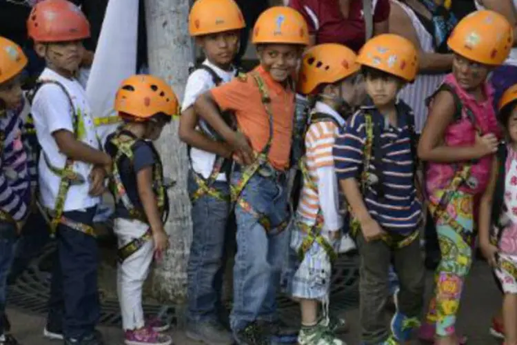 Crianças fazem fila para participar de uma atividade do "Grande dia pela paz": Venezuela é um dos países do mundo com mais roubos, assassinatos e sequestros (Leo Ramirez/AFP)