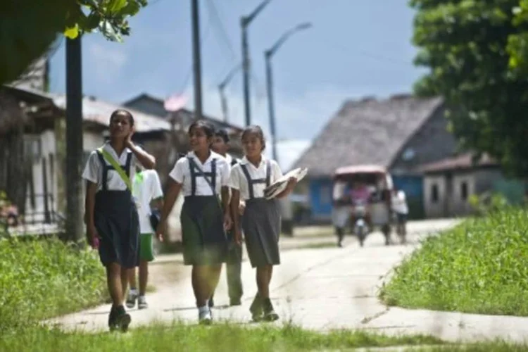 Crianças indígenas da província de Bretana são vista em escola em Loreto, Peru (Ernesto Benavides/AFP)