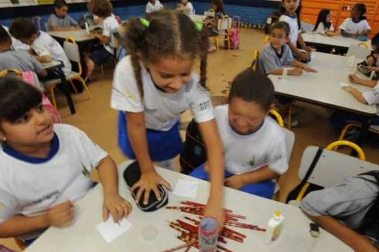 Crianças na sala de aula: mais estúmulos para os alunos do ensino fundamental (Marcello Casal Jr./AGÊNCIA BRASIL)