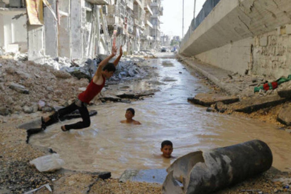 Cratera de bombardeio em cidade síria é usada como piscina